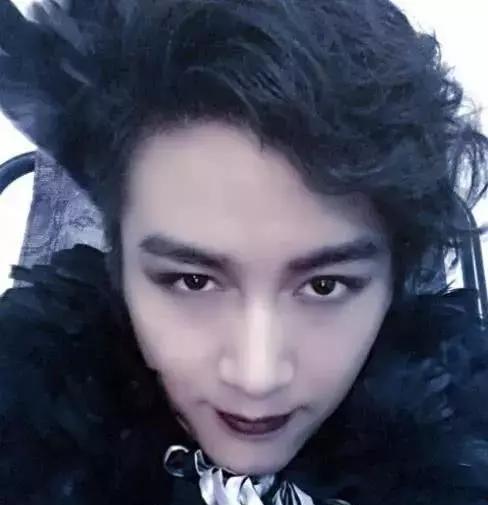 男明星浓妆,揭秘男明星的时尚转型之路